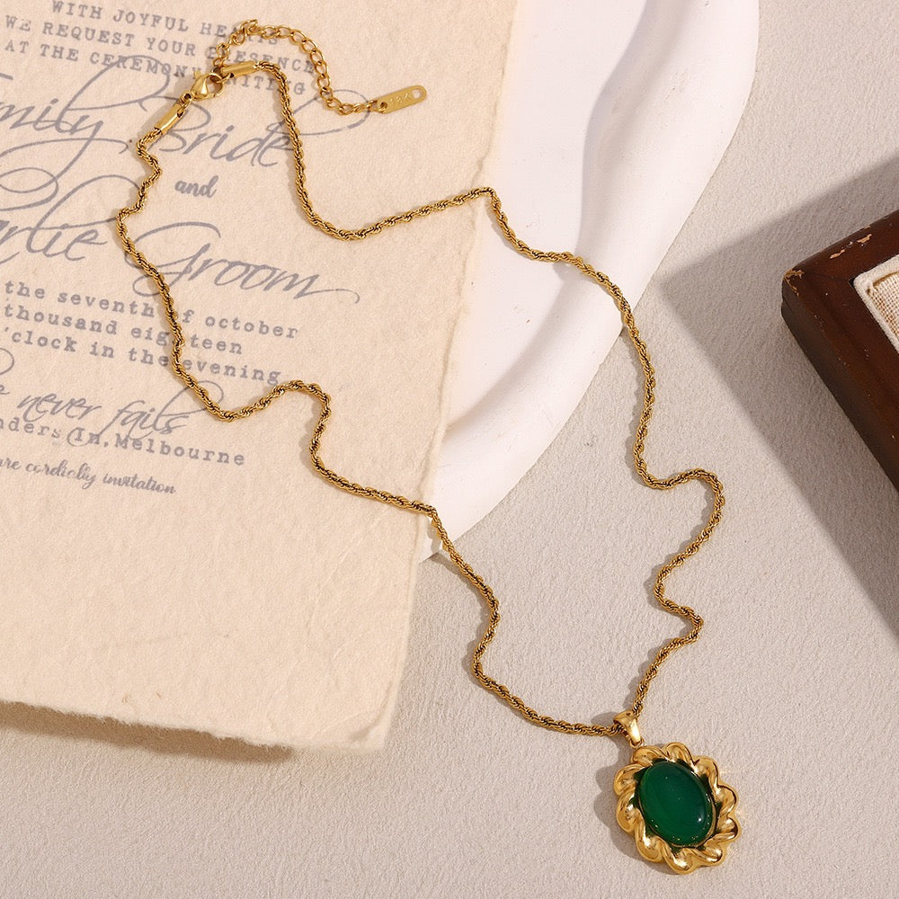 GREEN AGATE FLORAL PENDANT NECKLACE