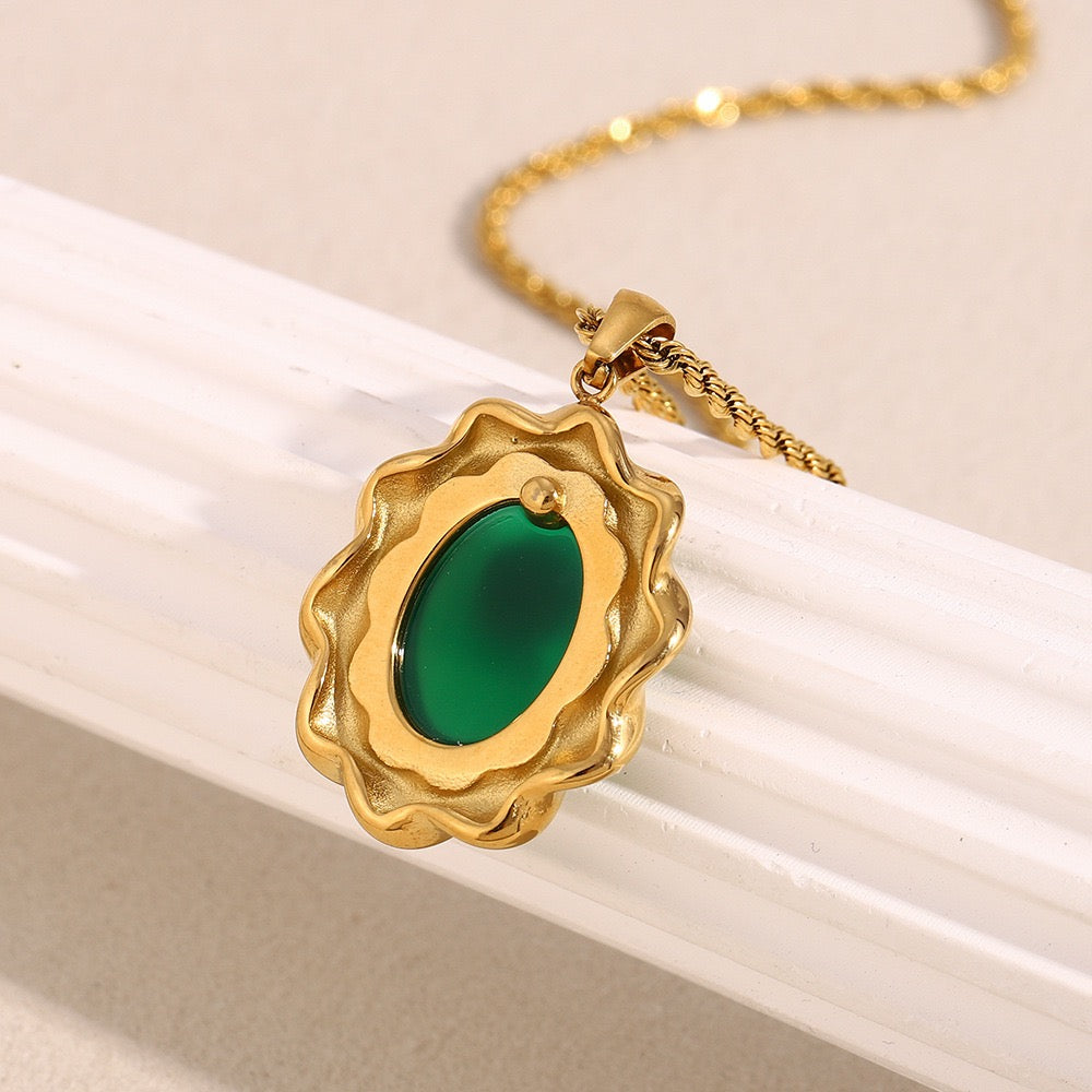 GREEN AGATE FLORAL PENDANT NECKLACE